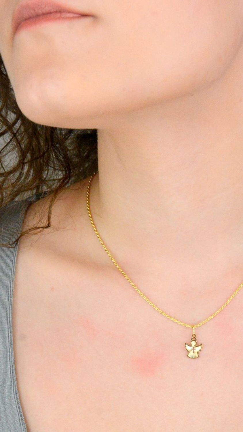 Złota zawieszka 333 aniołek grawerowany z krzyżykiem ZA 6173.jpg